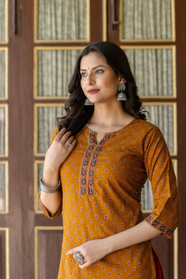 Women Mustrad Ethnic Printed Straight Kurta with Three Quarter Sleeves