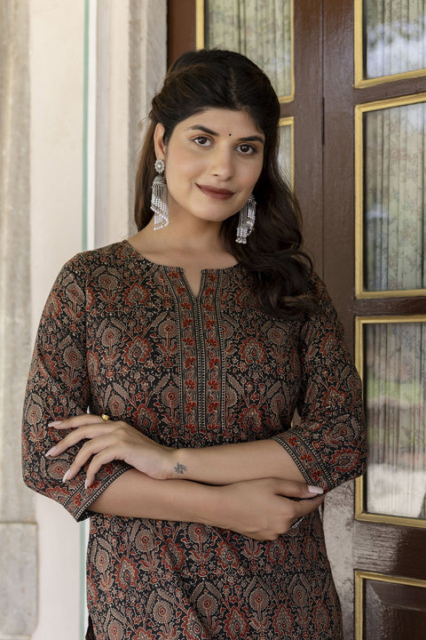 Women Multi Printed Straight Kurta With Three Quarter Sleeves