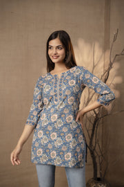 Women Blue Floral Printed Straight Tunic With Three Quarter Sleeves