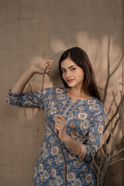 Women Blue Floral Printed Straight Tunic With Three Quarter Sleeves