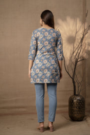 Women Blue Floral Printed Straight Tunic With Three Quarter Sleeves