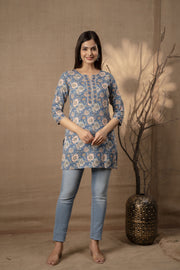 Women Blue Floral Printed Straight Tunic With Three Quarter Sleeves