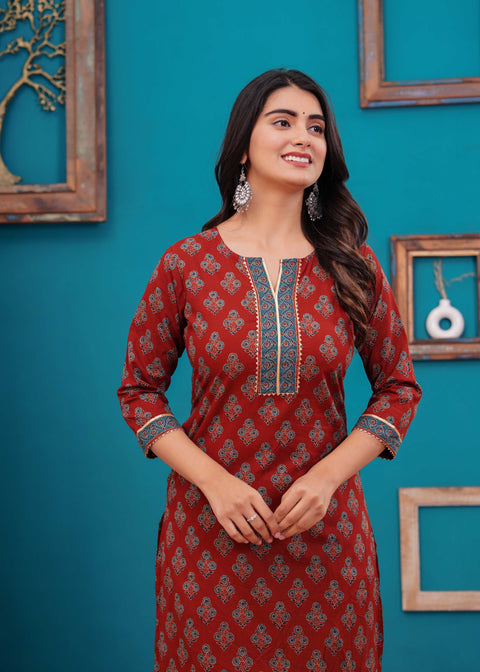 Women Maroon Printed Straight Kurta with Three Quarter Sleeves