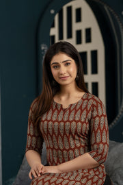 Women Maroon Printed Straight Kurta With Three Quarter Sleeves