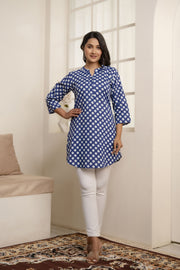 Women Blue Straight Tunic With Three Quaretr Sleeves