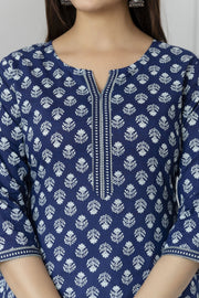 Women Blue Straight Tunic With Three Quaretr Sleeves