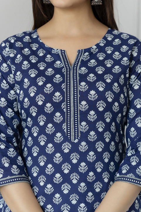 Women Blue Straight Tunic With Three Quaretr Sleeves