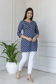 Women Blue Straight Tunic With Three Quaretr Sleeves