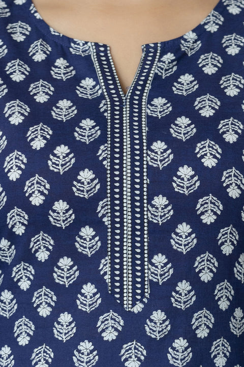 Women Blue Straight Tunic With Three Quaretr Sleeves