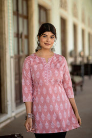 Women Pink Straight Tunic With Three Quaretr Sleeves