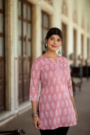 Women Pink Straight Tunic With Three Quaretr Sleeves