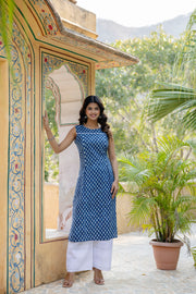 Women Blue Ethnic Straight Sleeveless Kurta