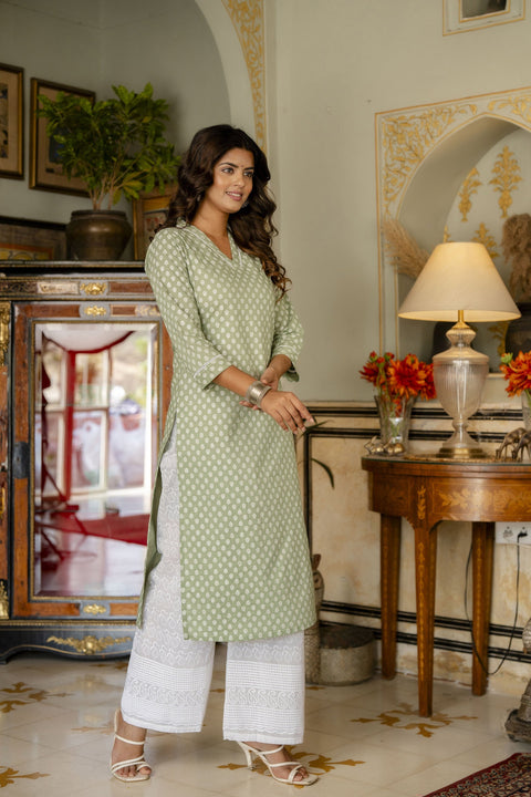 Women Green Ethnic Printed Straight Kurta with Three Quarter Sleeves