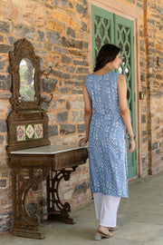 Women Blue Ethnic Straight Sleeveless Kurta