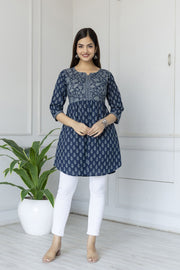 Women Blue Printed Tunic With Three Quaretr Sleeves