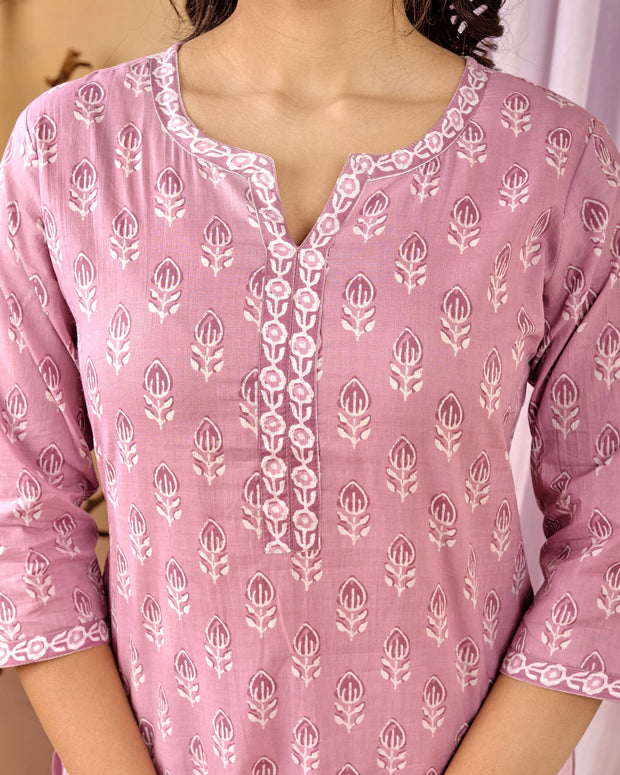 Women Mauve Printed Straight Kurta with Three Quarter Sleeves