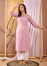 Women Mauve Printed Straight Kurta with Three Quarter Sleeves