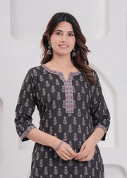 Women Black Printed Straight Kurta with Three Quarter Sleeves