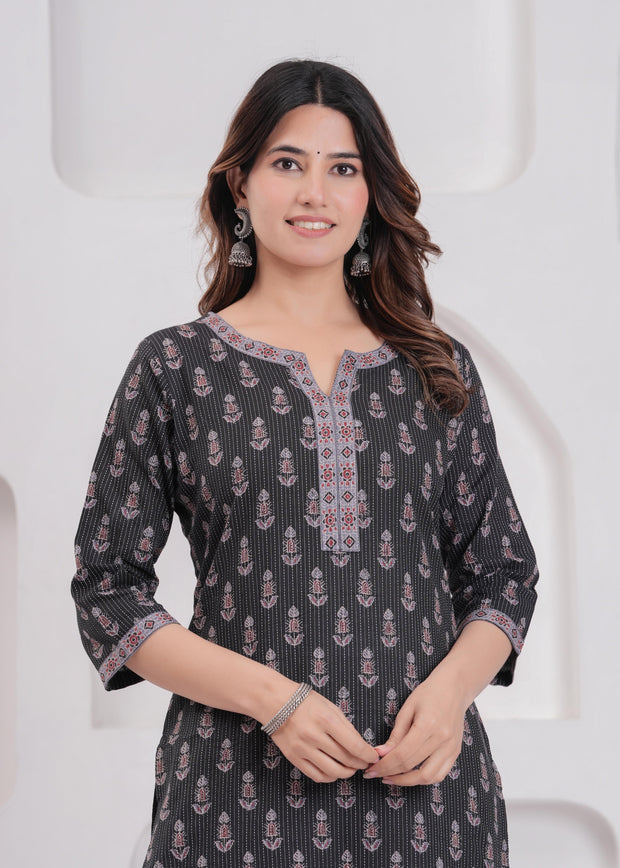 Women Black Printed Straight Kurta with Three Quarter Sleeves