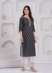 Women Black Printed Straight Kurta with Three Quarter Sleeves