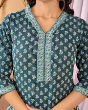 Women Green Printed Straight Kurta with Three Quarter Sleeves