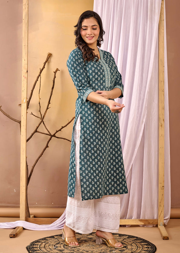Women Green Printed Straight Kurta with Three Quarter Sleeves