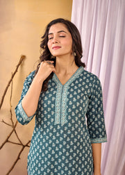 Women Green Printed Straight Kurta with Three Quarter Sleeves