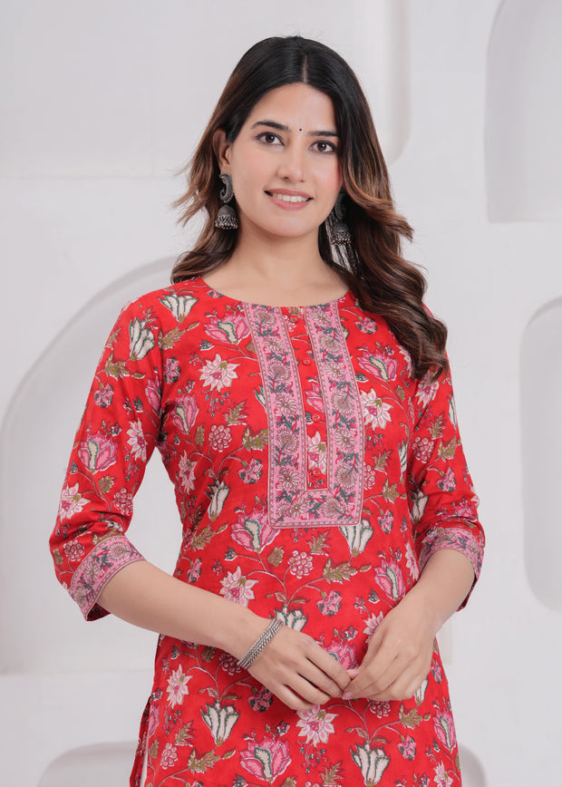 Women Red Printed Straight Kurta with Three Quarter Sleeves