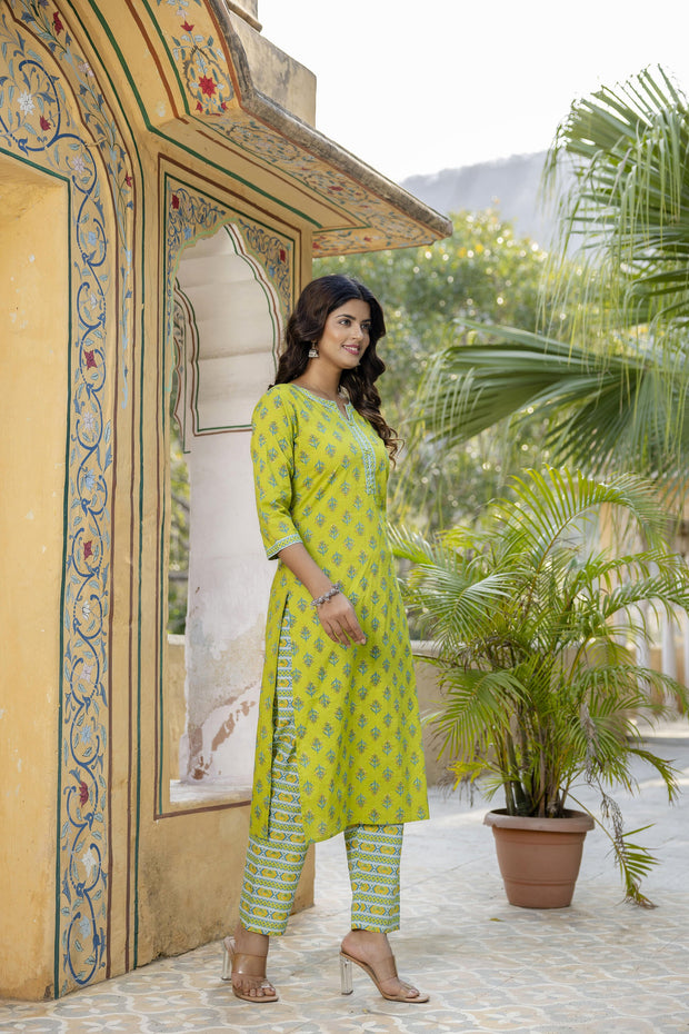 Women Green Ethnic Printed Straight Kurta With Trouser