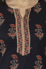 Women Black Straight Tunic With Three Quaretr Sleeves