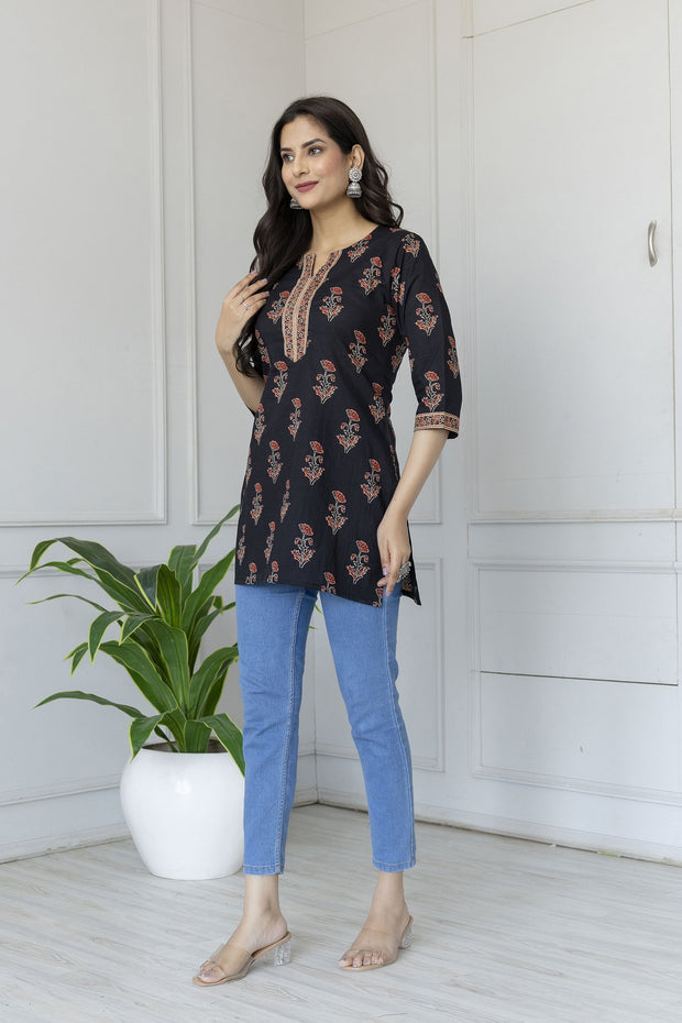 Women Black Straight Tunic With Three Quaretr Sleeves