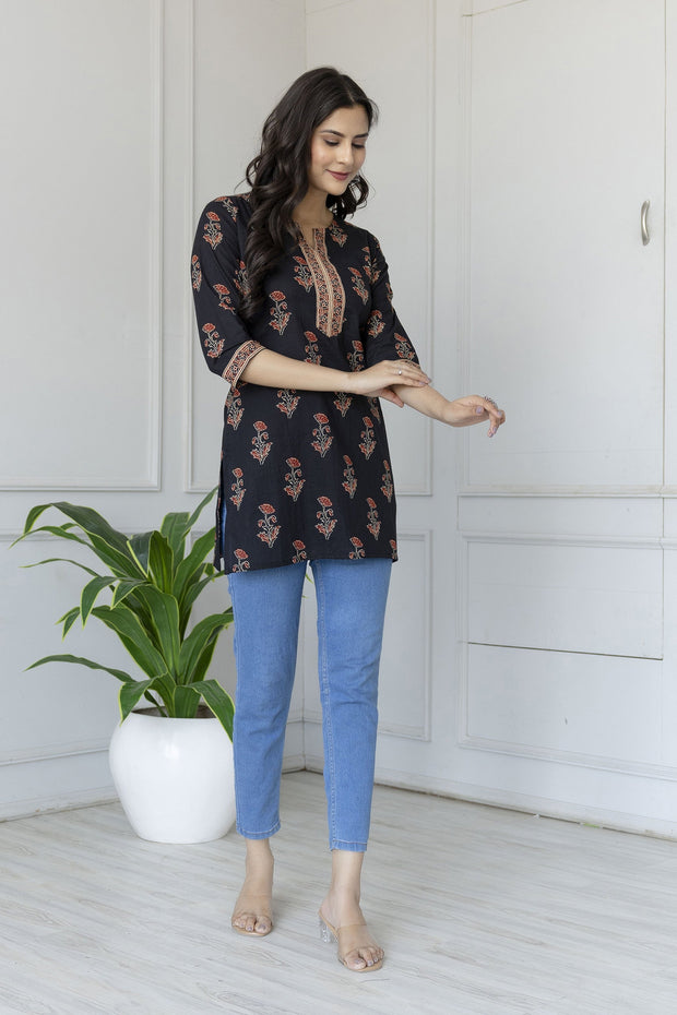 Women Black Straight Tunic With Three Quaretr Sleeves