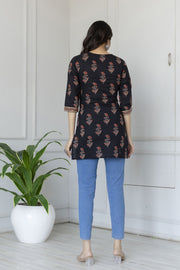 Women Black Straight Tunic With Three Quaretr Sleeves