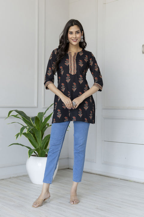 Women Black Straight Tunic With Three Quaretr Sleeves