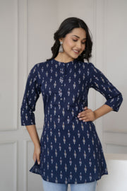 Women Blue Straight Tunic With Three Quaretr Sleeves