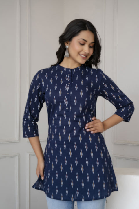 Women Blue Straight Tunic With Three Quaretr Sleeves