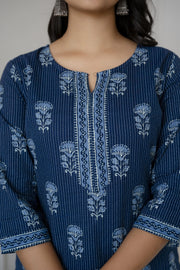 Women Blue Straight Tunic With Three Quaretr Sleeves