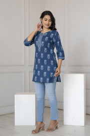 Women Blue Straight Tunic With Three Quaretr Sleeves