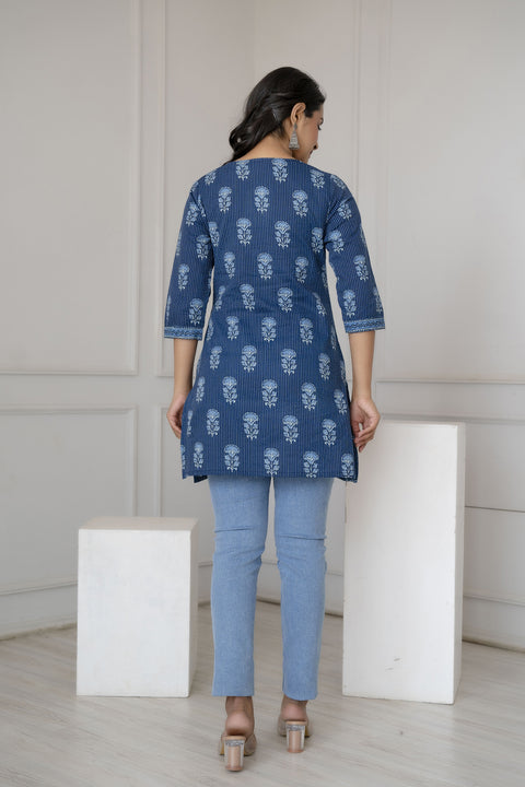 Women Blue Straight Tunic With Three Quaretr Sleeves