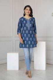 Women Blue Straight Tunic With Three Quaretr Sleeves