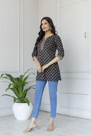 Women Black Straight Tunic With Three Quaretr Sleeves