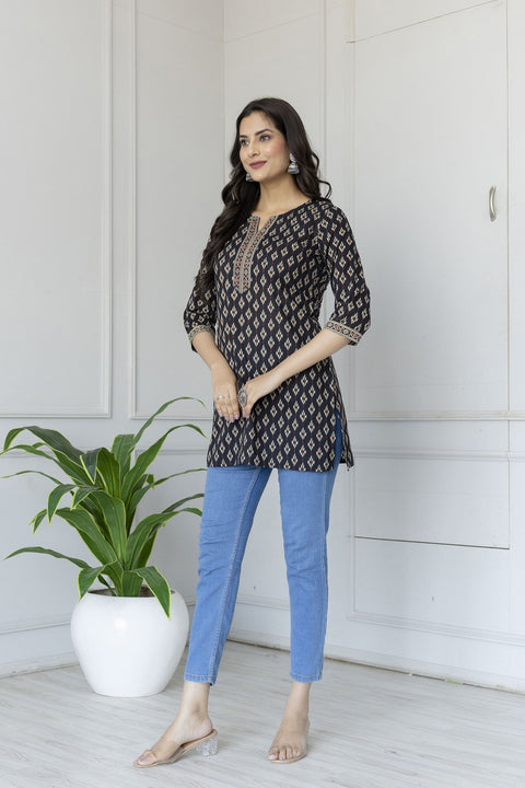 Women Black Straight Tunic With Three Quaretr Sleeves