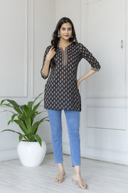 Women Black Straight Tunic With Three Quaretr Sleeves