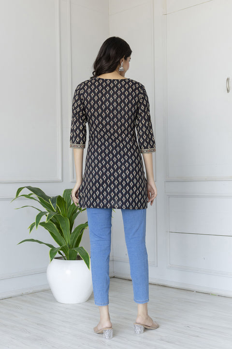 Women Black Straight Tunic With Three Quaretr Sleeves