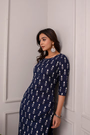 Women Navy Blue Printed Straight Kurta With Three Quarter Sleeves