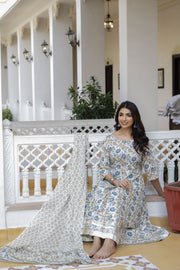 Women Off-White Floral Printed Flared Kurta With Trouser And Dupatta