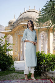 Women Green Ethnic Printed Straight Kurta with Three Quarter Sleeves