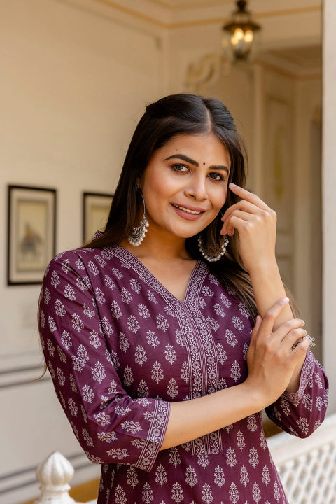 Women Burgundy Printed Straight Kurta with Three Quarter Sleeves