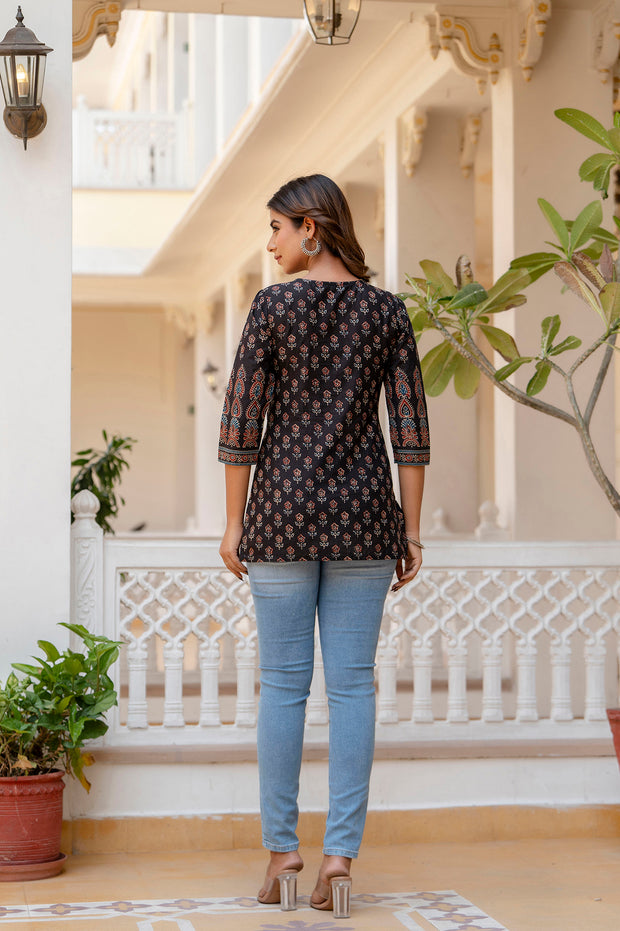 Women Black Tunic With Three Quaretr Sleeves