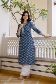 Women Blue Printed Straight Kurta with Three Quarter Sleeves